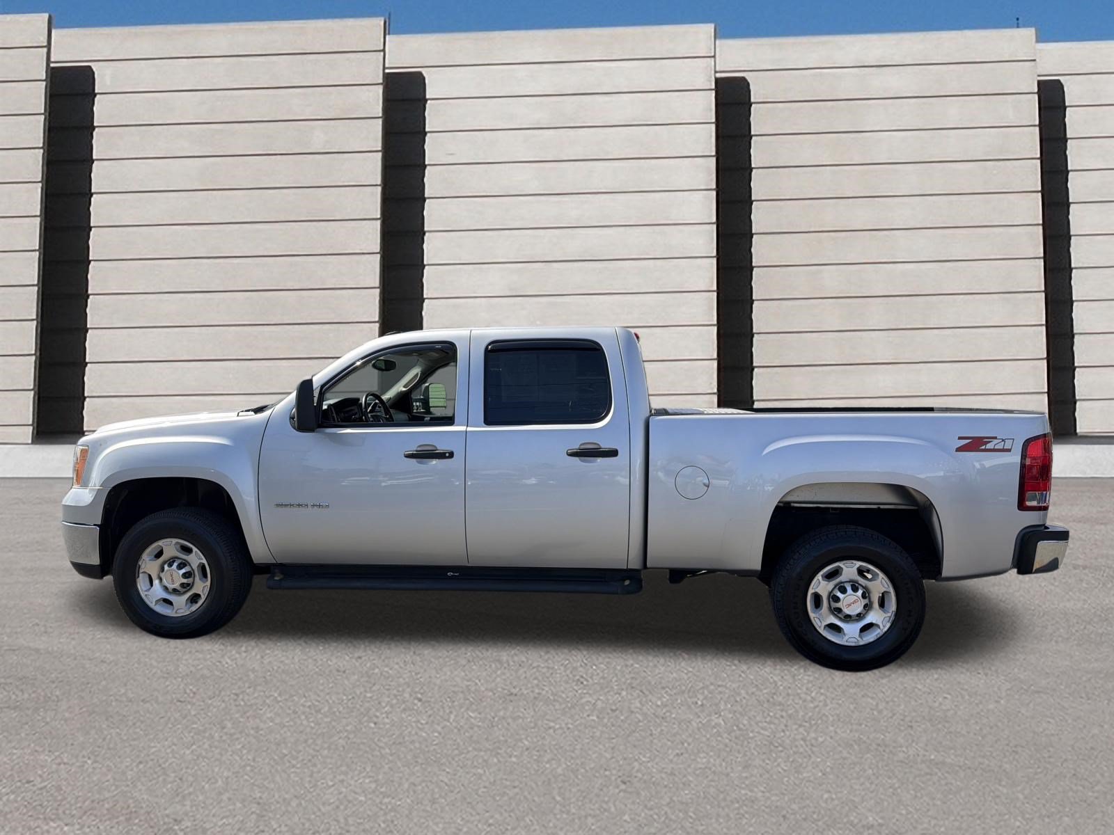 Used 2010 GMC Sierra 2500 SLE w/ Suspension Package, Off-Road RWD image 2