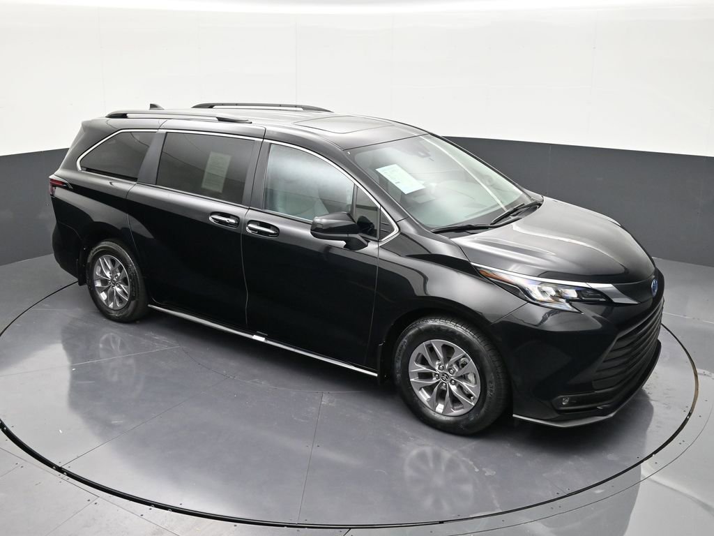 Used 2025 Toyota Sienna XLE w/ XLE Plus Package image 19