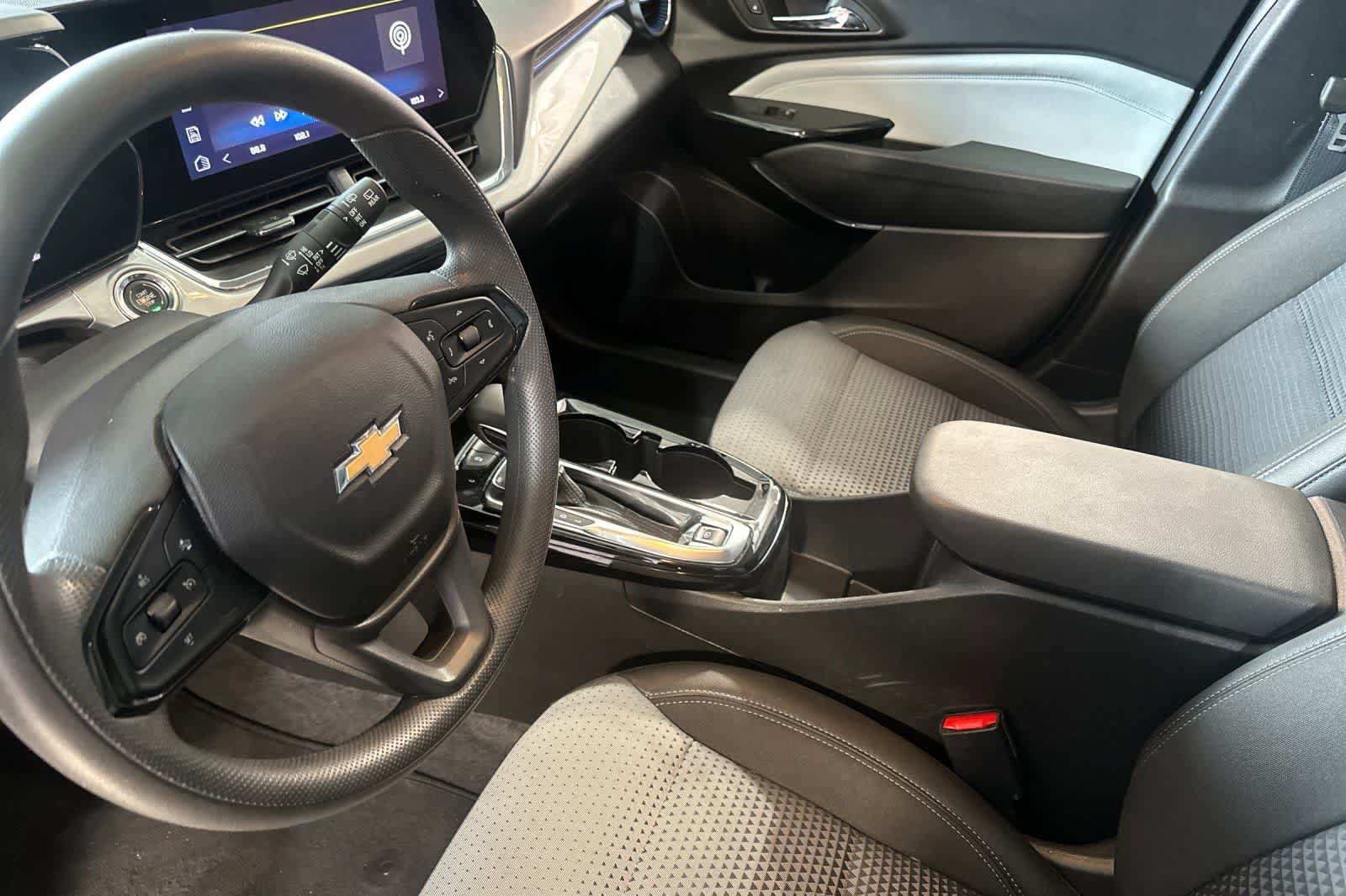 Used 2025 Chevrolet Trax LT FWD image 14
