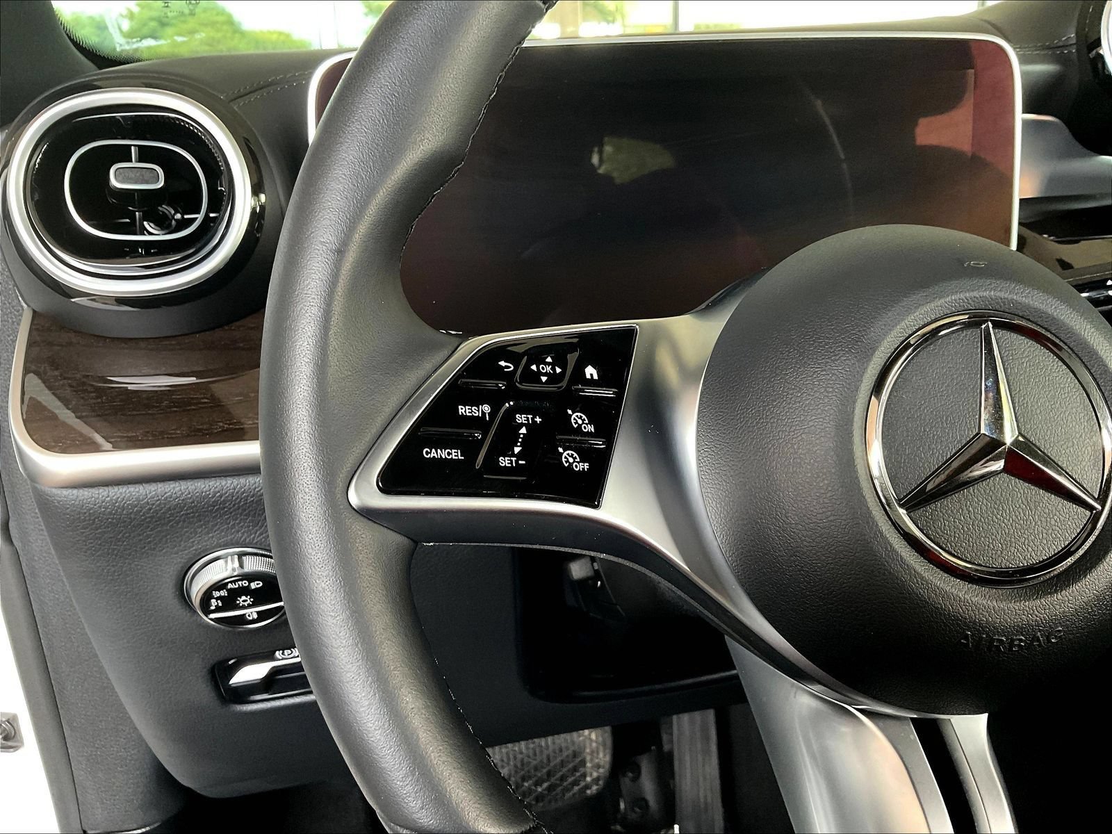 Used 2024 Mercedes-Benz GLC 300 4MATIC image 13