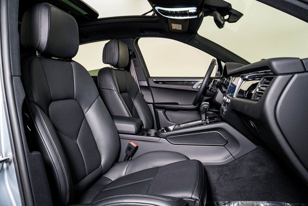 Certified 2025 Porsche Macan image 14