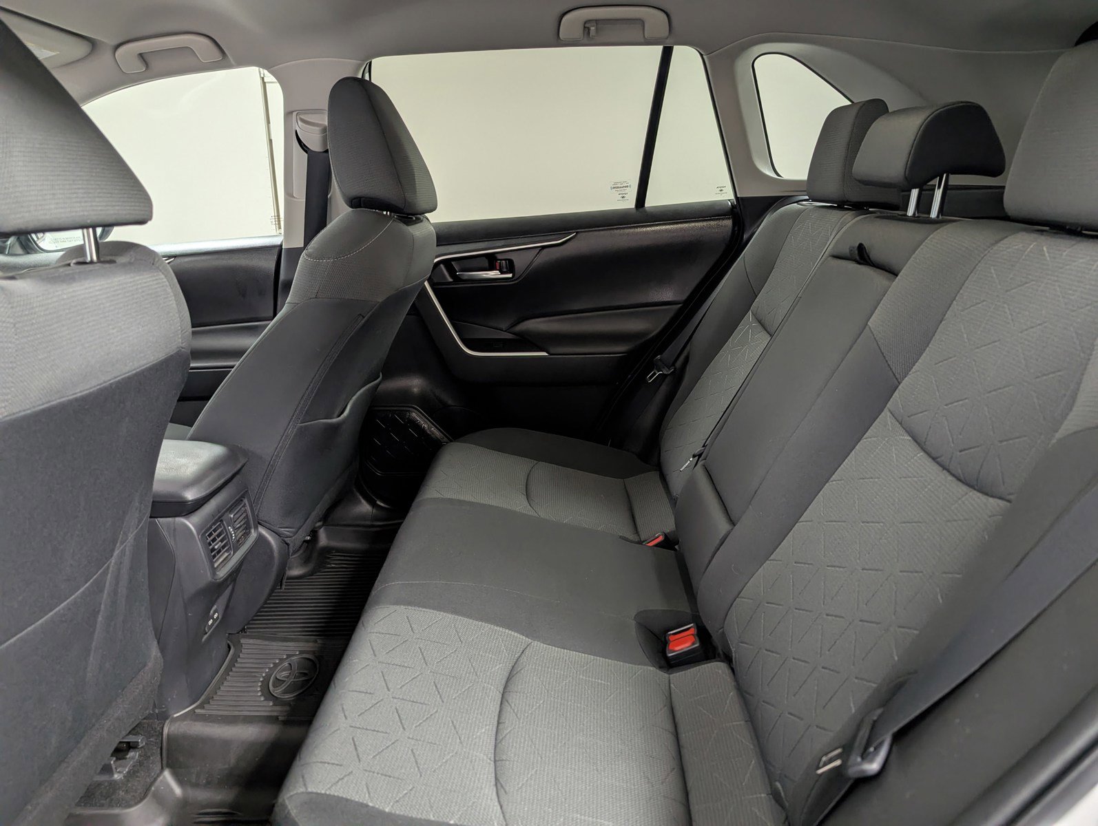 Used 2022 Toyota RAV4 XLE image 4