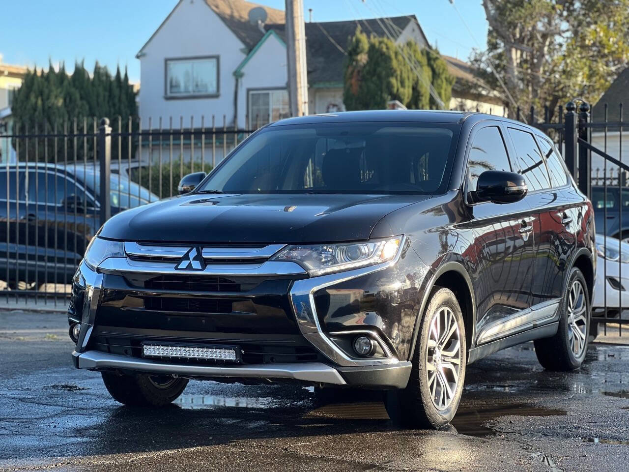 Used 2016 Mitsubishi Outlander SE image 1