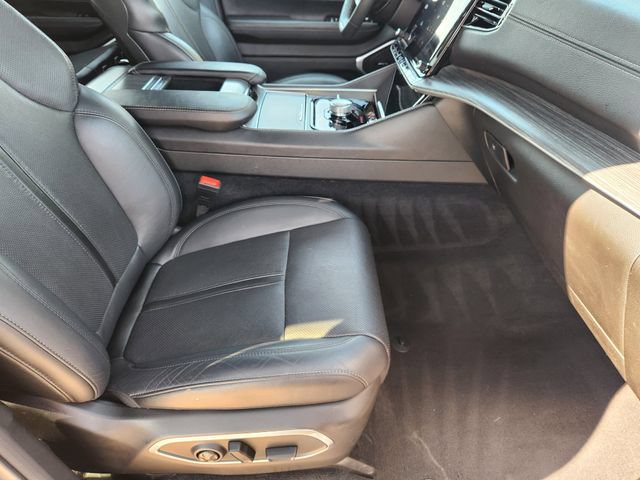 Certified 2024 Jeep Wagoneer L Series II w/ Flexible Seating Group AWD/4WD image 13