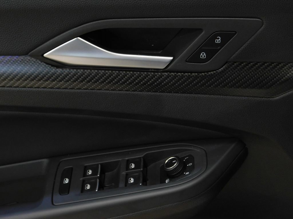 Used 2025 Volkswagen Golf R Black Edition image 33