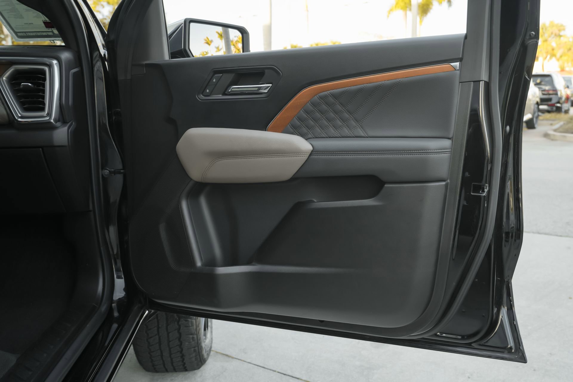 Used 2024 GMC Canyon Denali w/ LPO, Denali Black Edition image 38