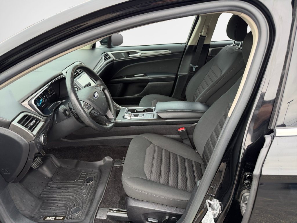 Used 2017 Ford Fusion SE w/ Fusion SE Technology Package FWD image 12