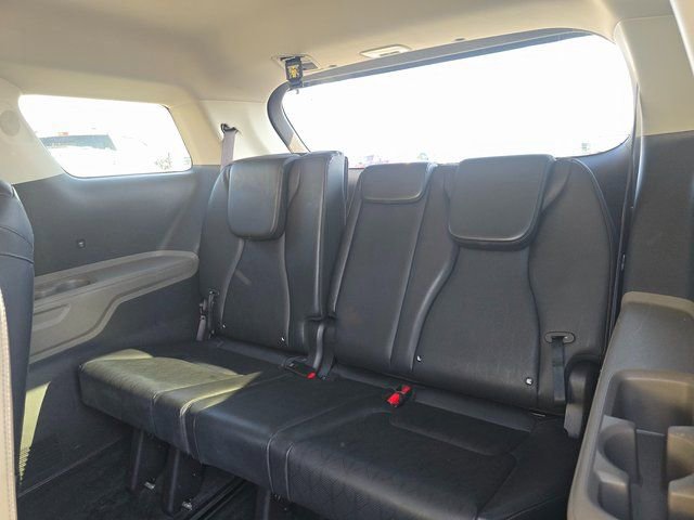 Used 2025 Kia Carnival image 16