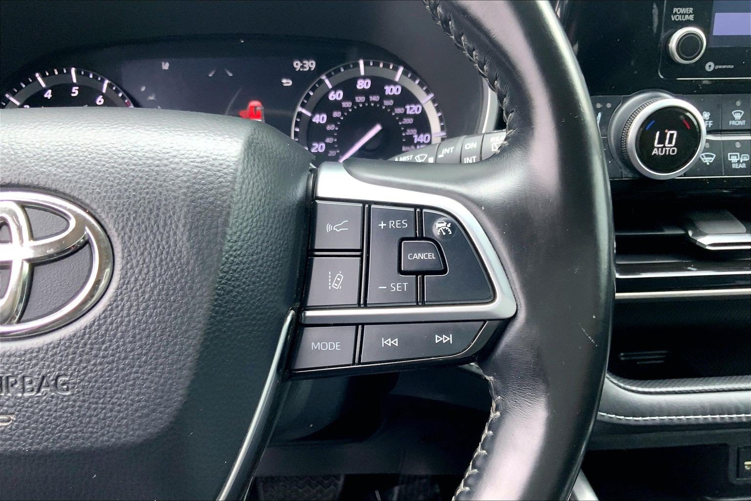 Used 2021 Toyota Highlander XLE FWD image 24