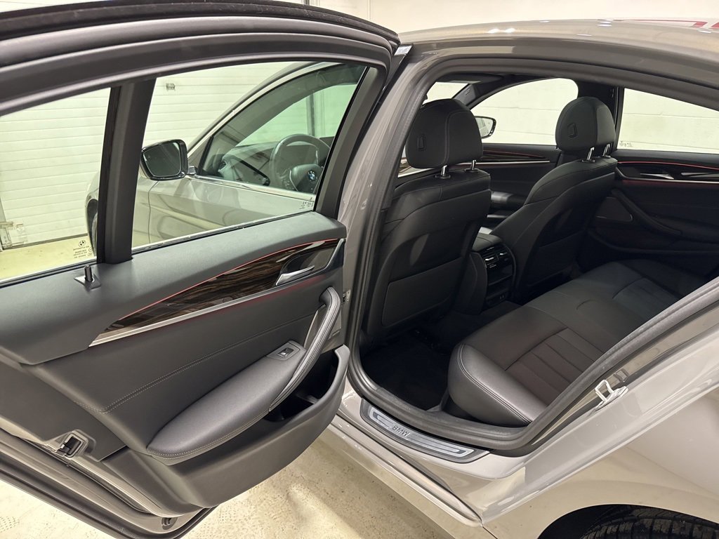 Used 2022 BMW 530i xDrive w/ Premium Package image 31