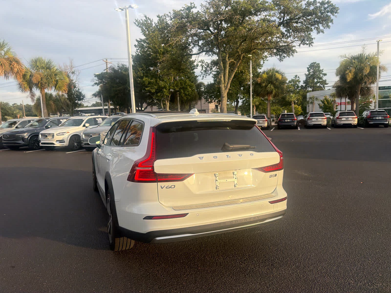Used 2024 Volvo V60 B5 Cross Country Plus w/ Protection Package Premier AWD/4WD image 19