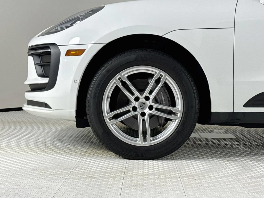 Certified 2024 Porsche Macan AWD/4WD image 31