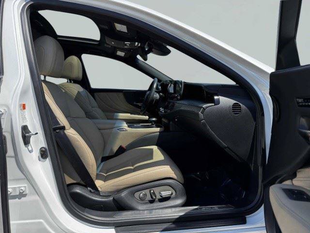 Used 2023 Lexus LS 500 w/ Accessory Package (Z2) RWD image 50