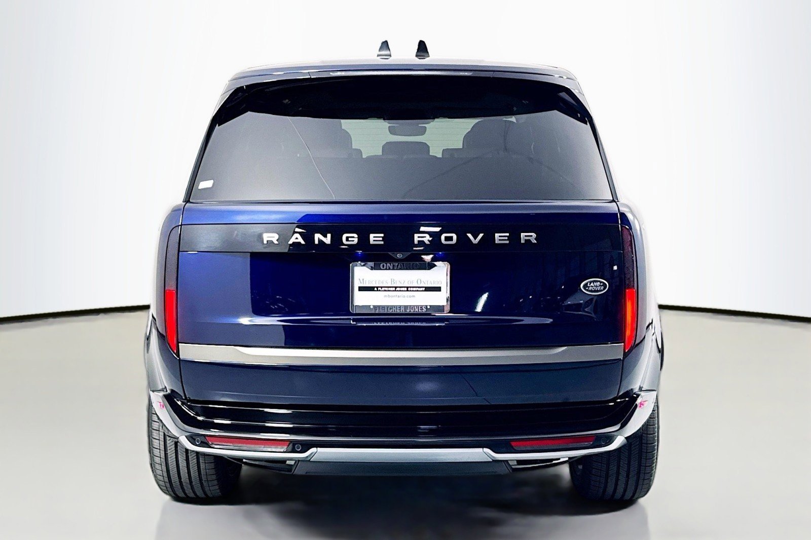 Used 2023 Land Rover Range Rover Long Wheelbase SE image 3