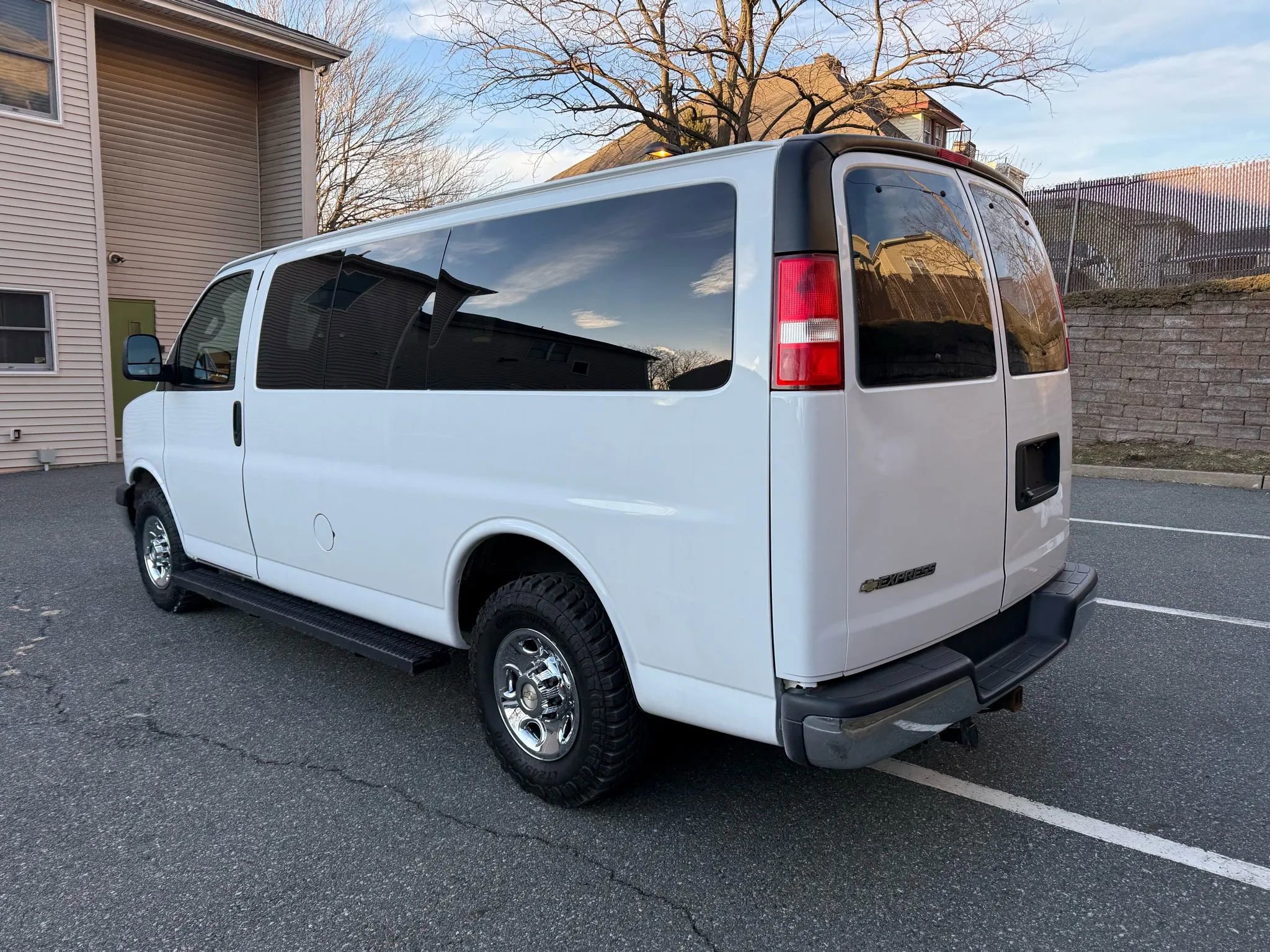 Used 2018 Chevrolet Express 3500 LT w/ LT Preferred Equipment Group image 6