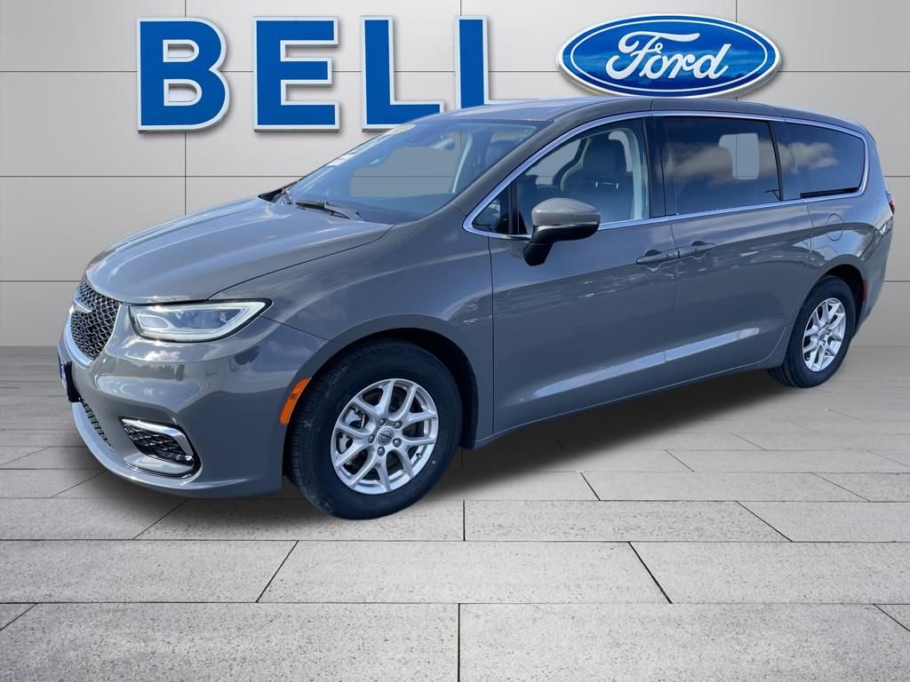 Used 2023 Chrysler Pacifica Touring-L image 7