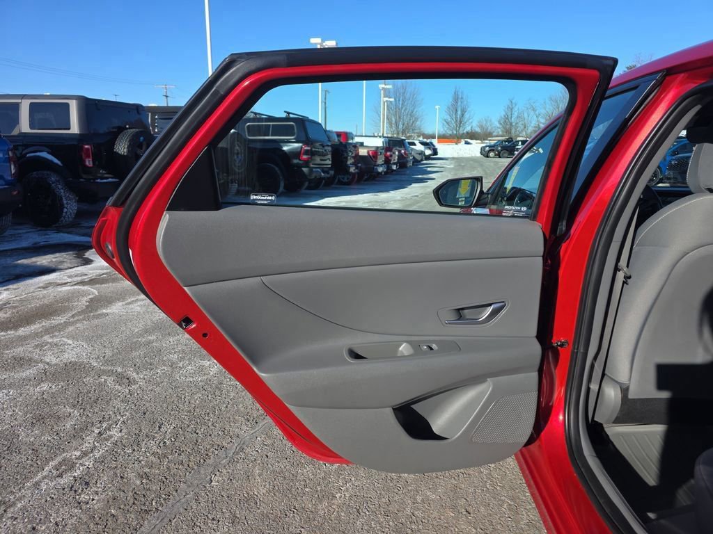 Used 2022 Hyundai Elantra SEL image 19