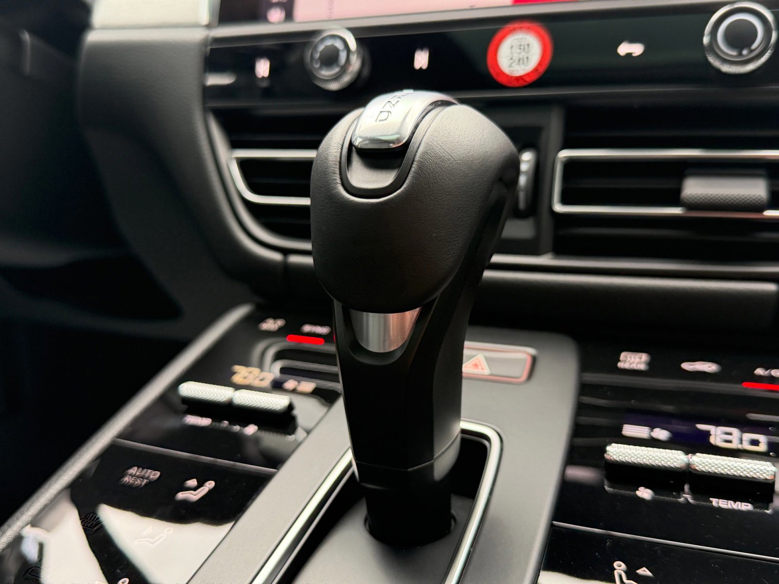Certified 2025 Porsche Macan AWD/4WD image 28