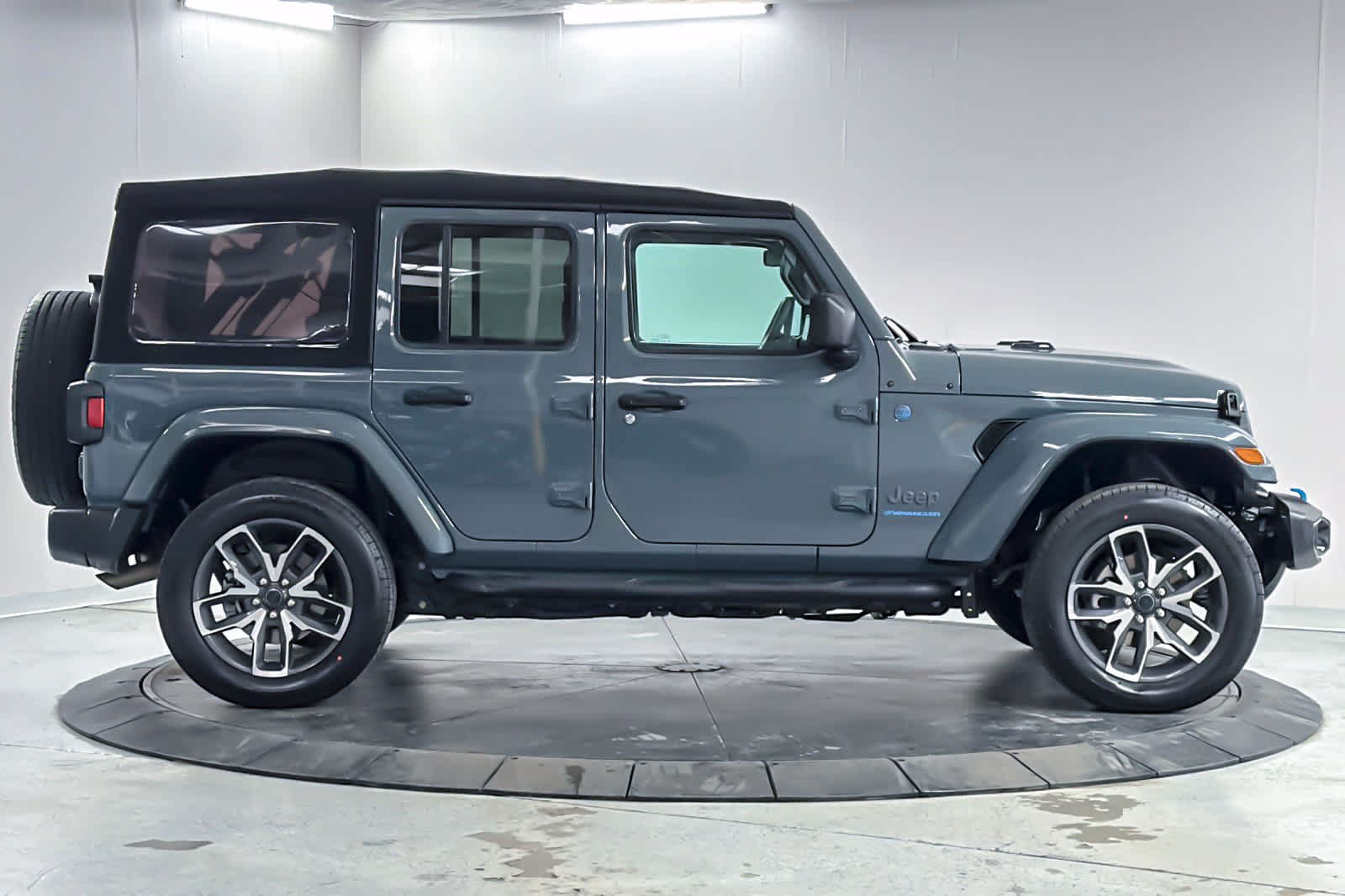 Used 2024 Jeep Wrangler Unlimited AWD/4WD image 8