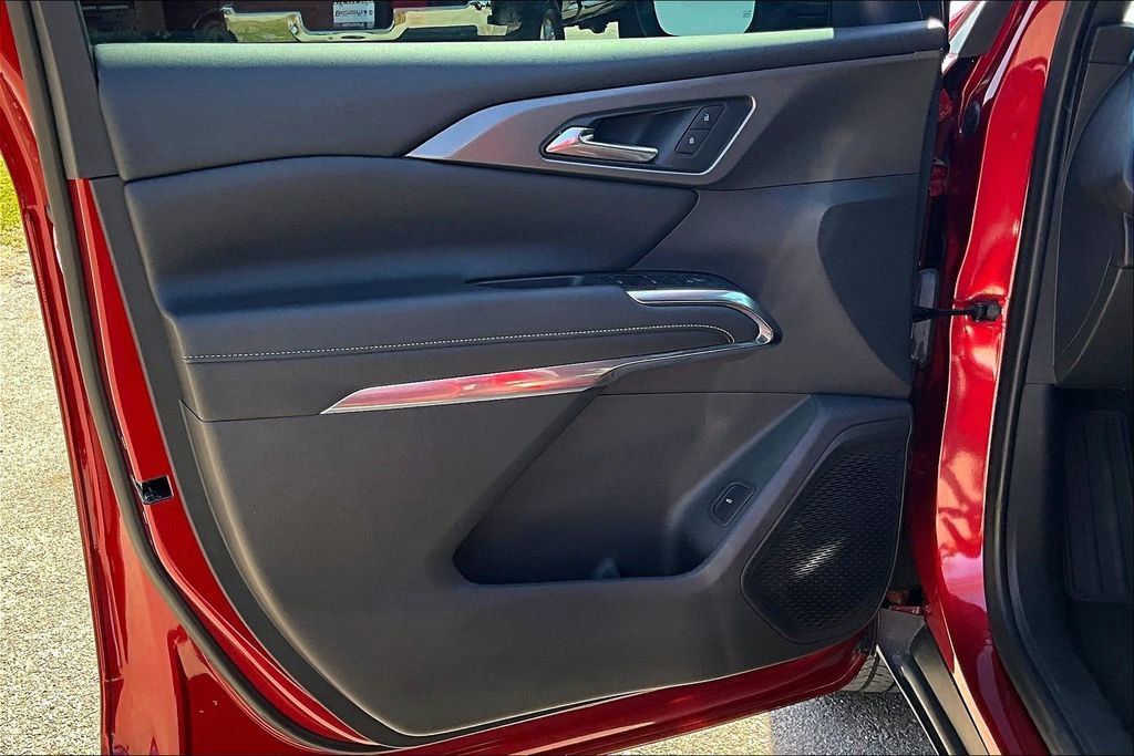 Used 2025 Chevrolet Traverse LT image 20