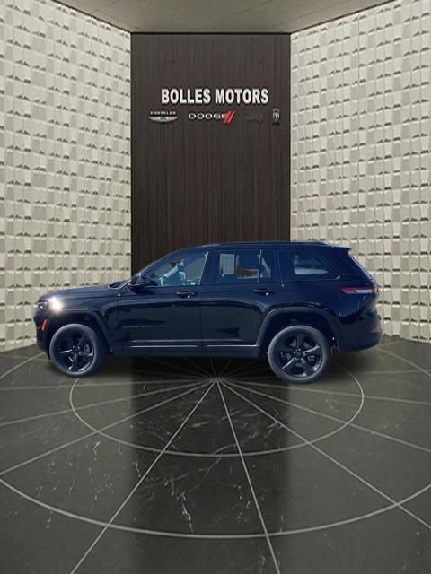Used 2023 Jeep Grand Cherokee Altitude AWD/4WD image 12