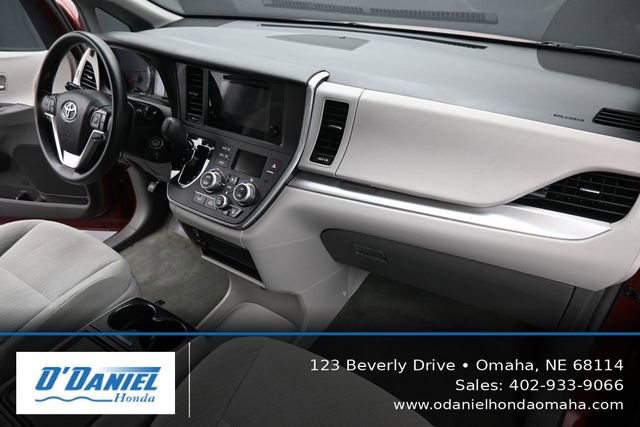 Used 2017 Toyota Sienna LE FWD image 44
