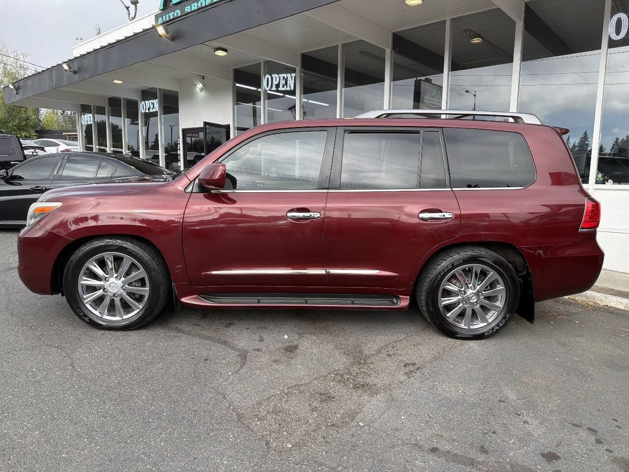 Used 2010 Lexus LX 570 4WD image 3