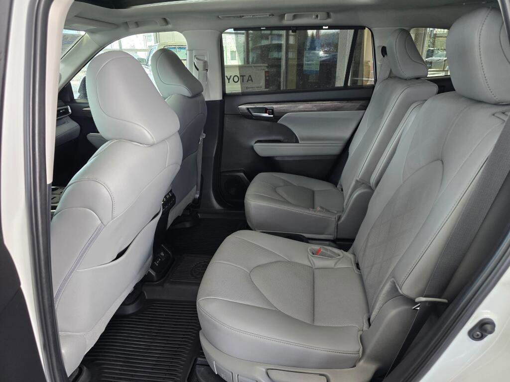 Used 2024 Toyota Highlander Platinum image 40