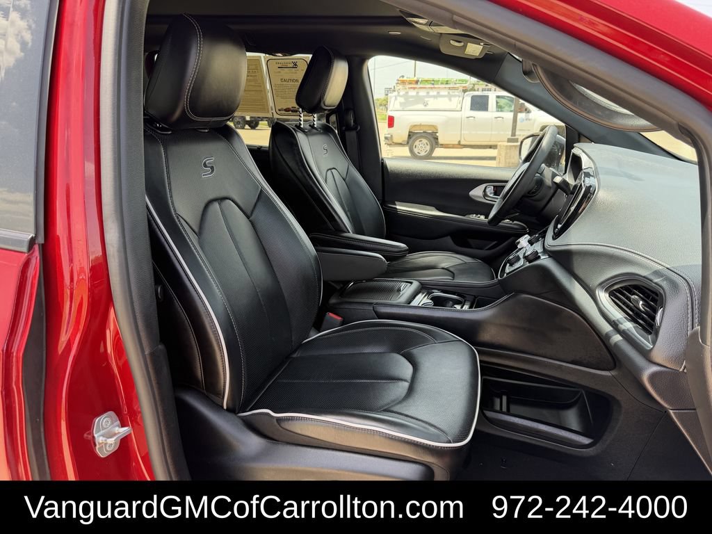 Used 2025 Chrysler Pacifica Limited FWD image 32