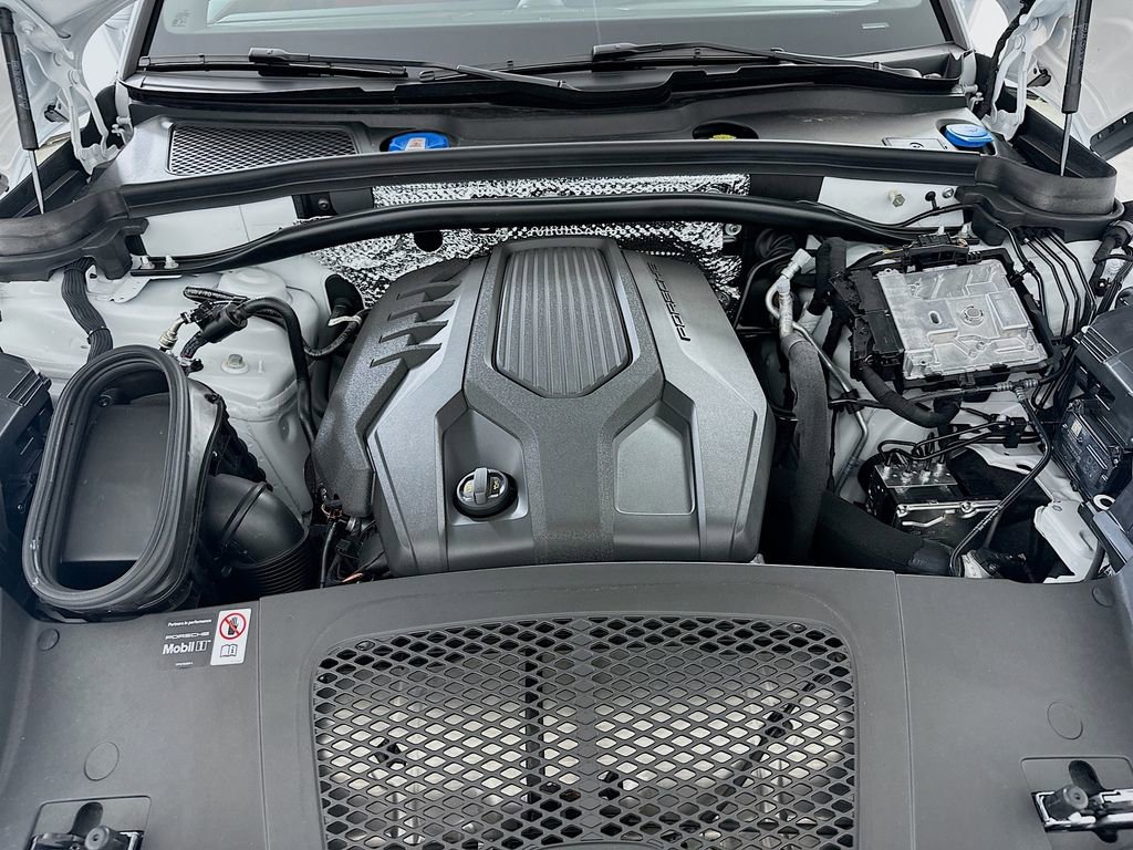 Certified 2025 Porsche Macan image 32