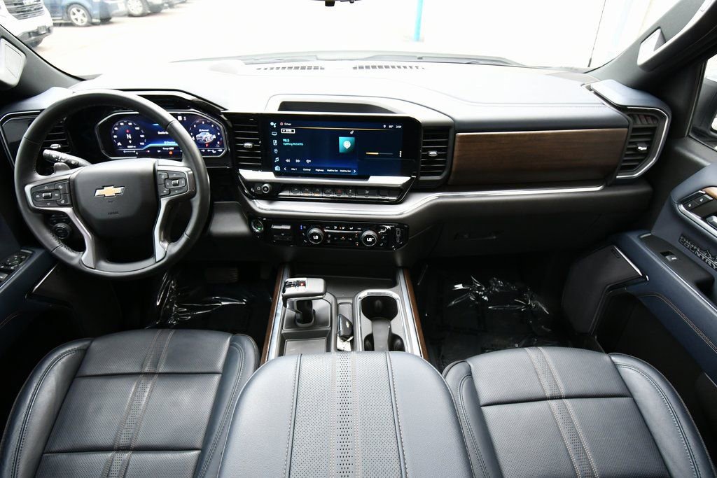 Used 2023 Chevrolet Silverado 1500 High Country w/ High Country Premium Package AWD/4WD image 3
