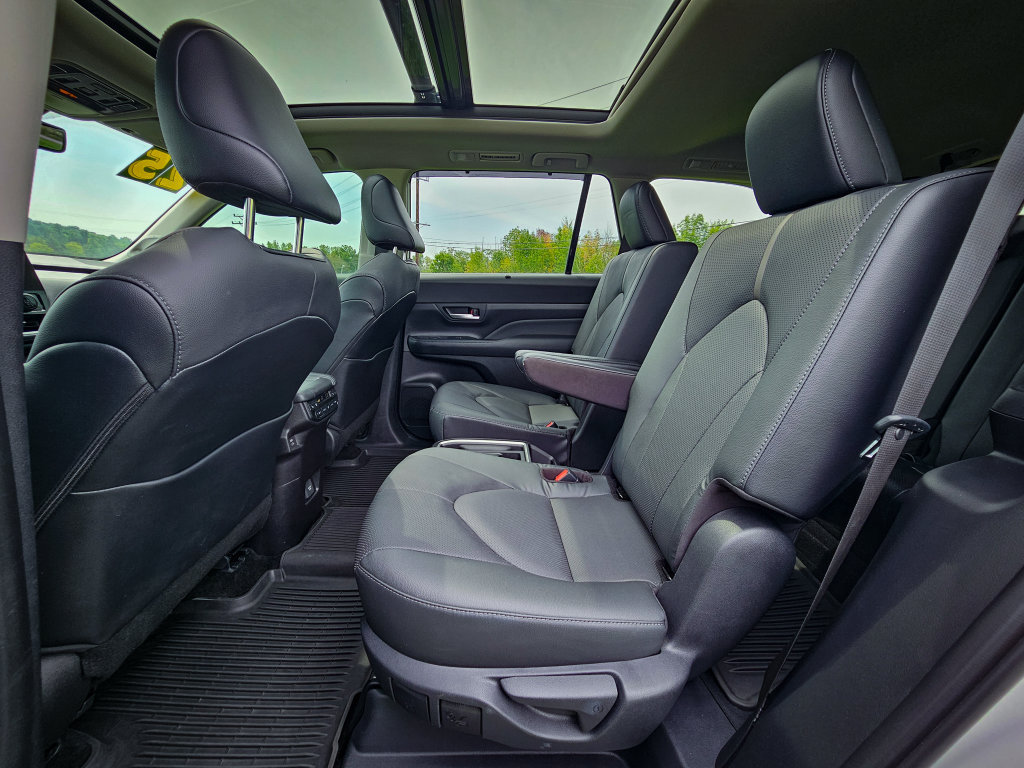 Used 2025 Toyota Grand Highlander AWD image 33
