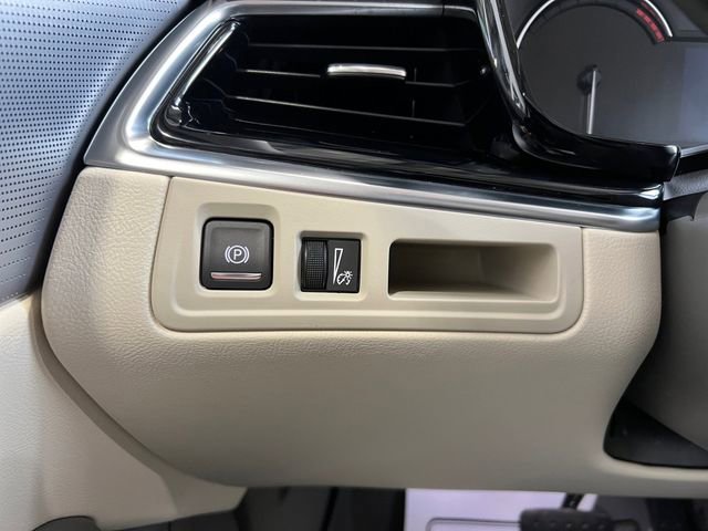 Certified 2025 Cadillac XT6 Premium Luxury AWD/4WD image 18