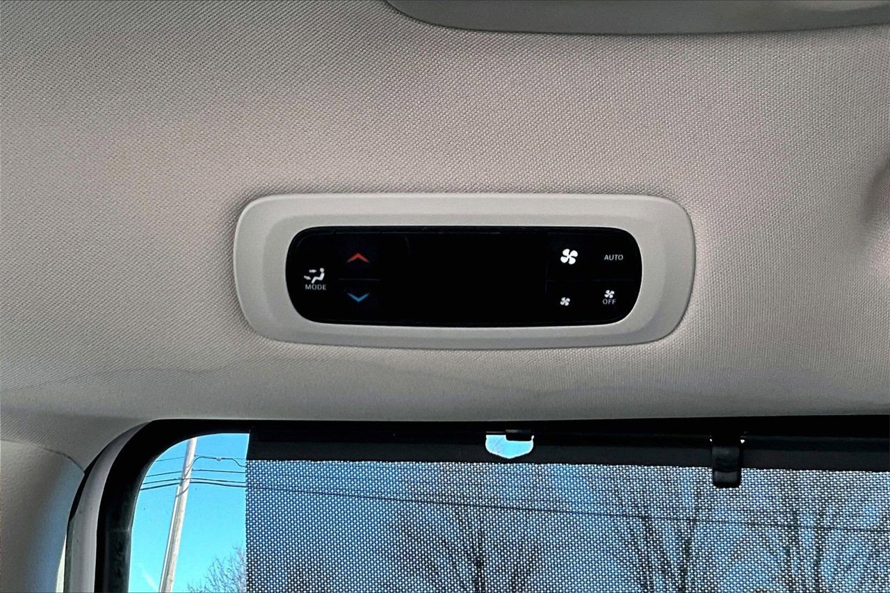 Certified 2024 Chrysler Pacifica Touring-L image 15