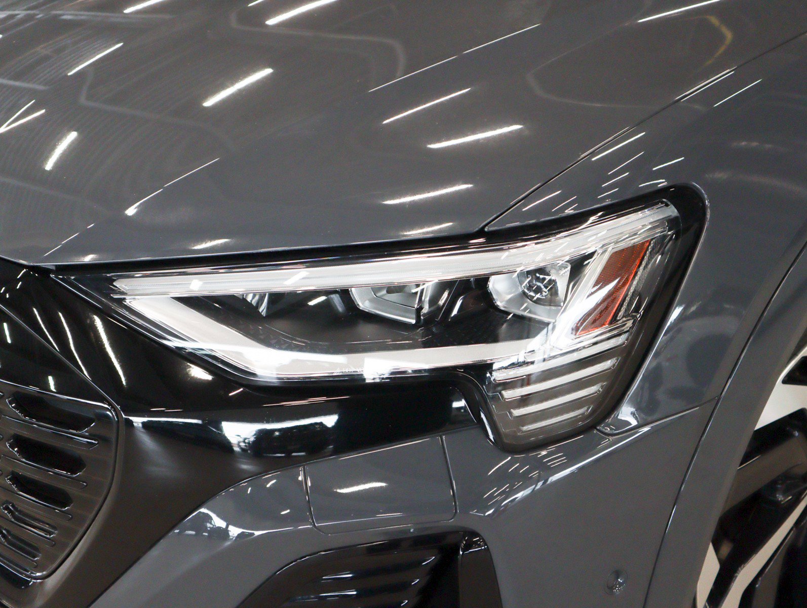 Used 2024 Audi Q8 e-tron Premium Plus image 30