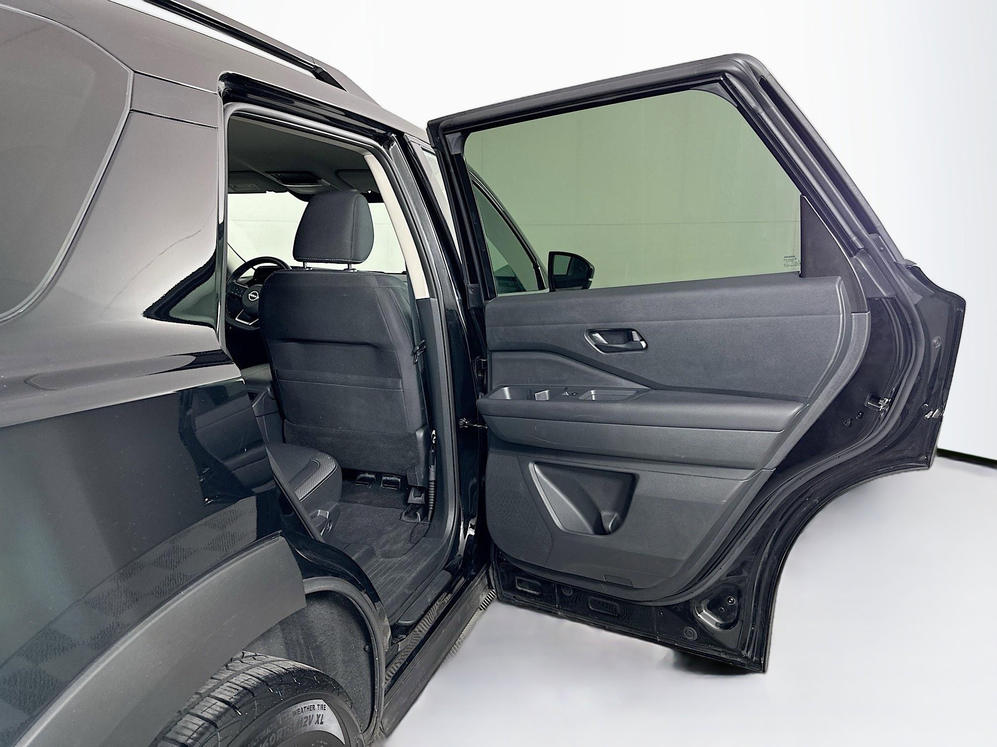 Used 2025 Nissan Pathfinder SV image 32