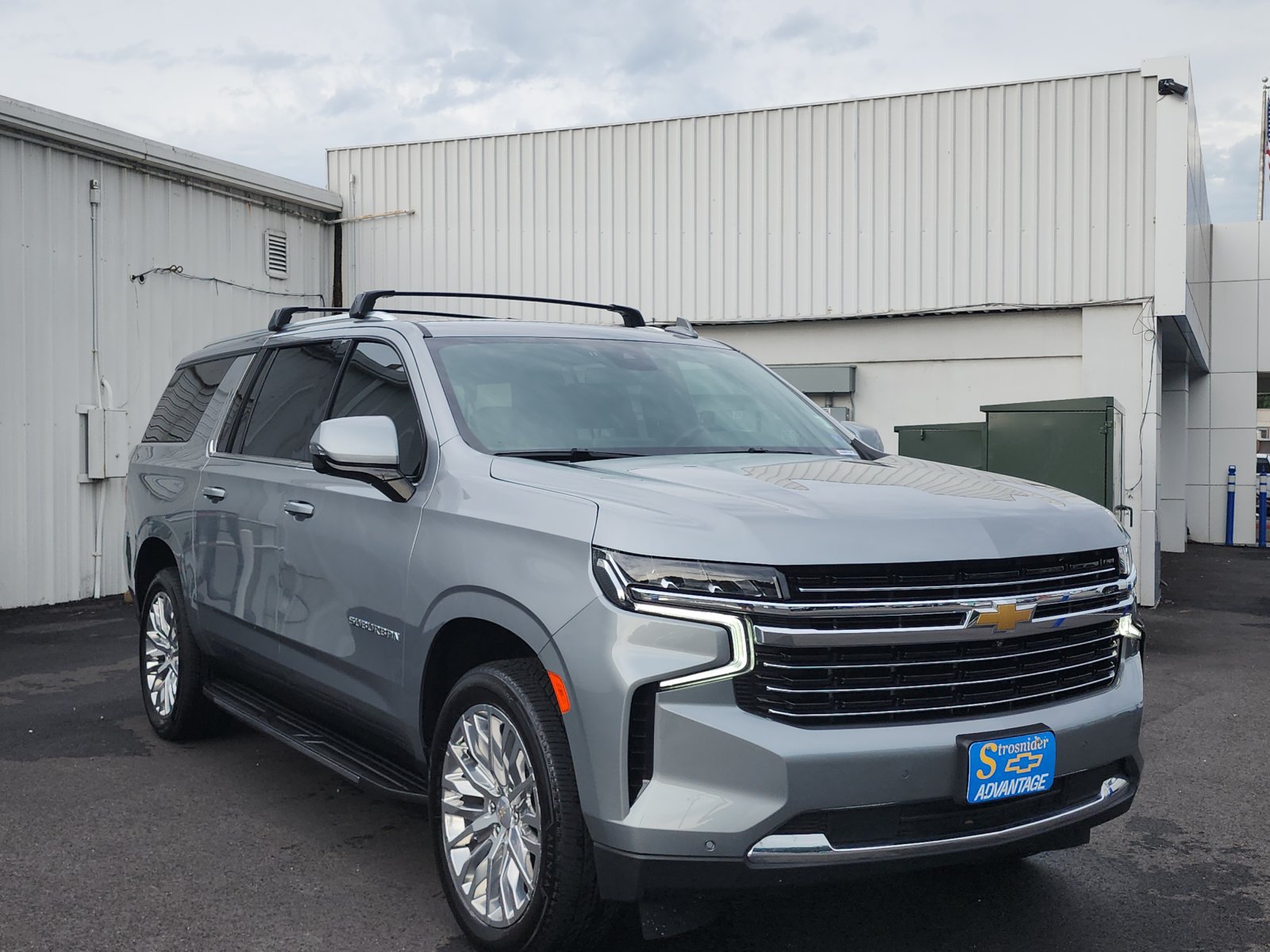 Used 2024 Chevrolet Suburban LT w/ Luxury Package AWD/4WD image 7