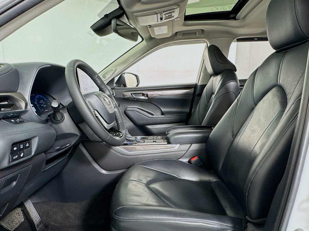 Used 2024 Toyota Highlander Limited AWD/4WD image 9