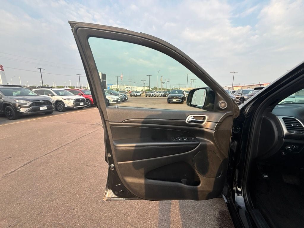 Used 2022 Jeep Grand Cherokee Laredo X AWD/4WD image 11