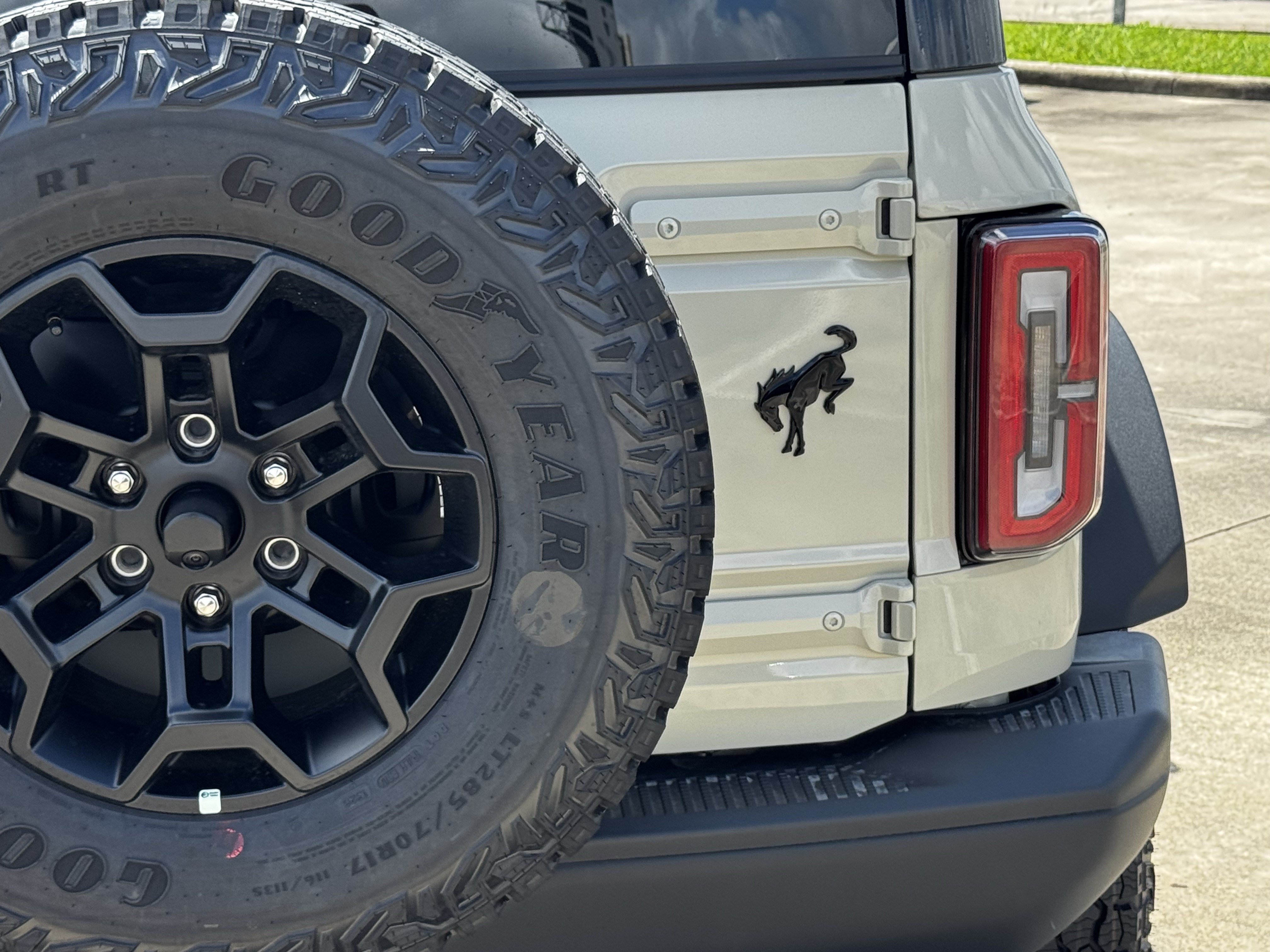 New 2026 Ford Bronco Badlands w/ Black Appearance Package AWD/4WD image 10