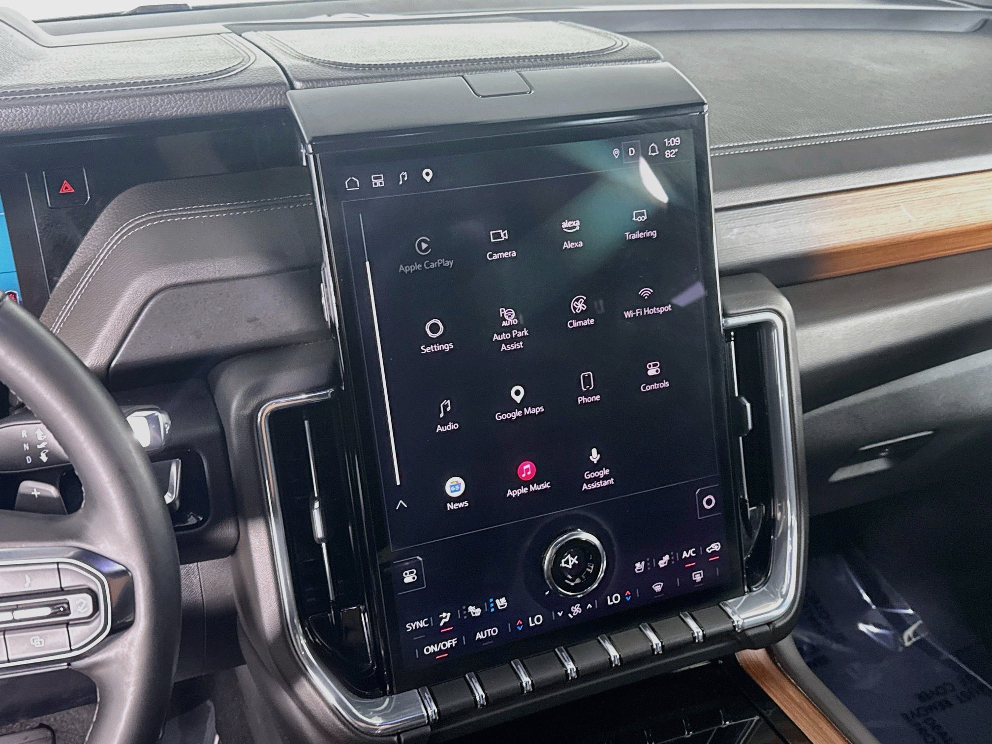 Used 2025 GMC Yukon Denali RWD image 18