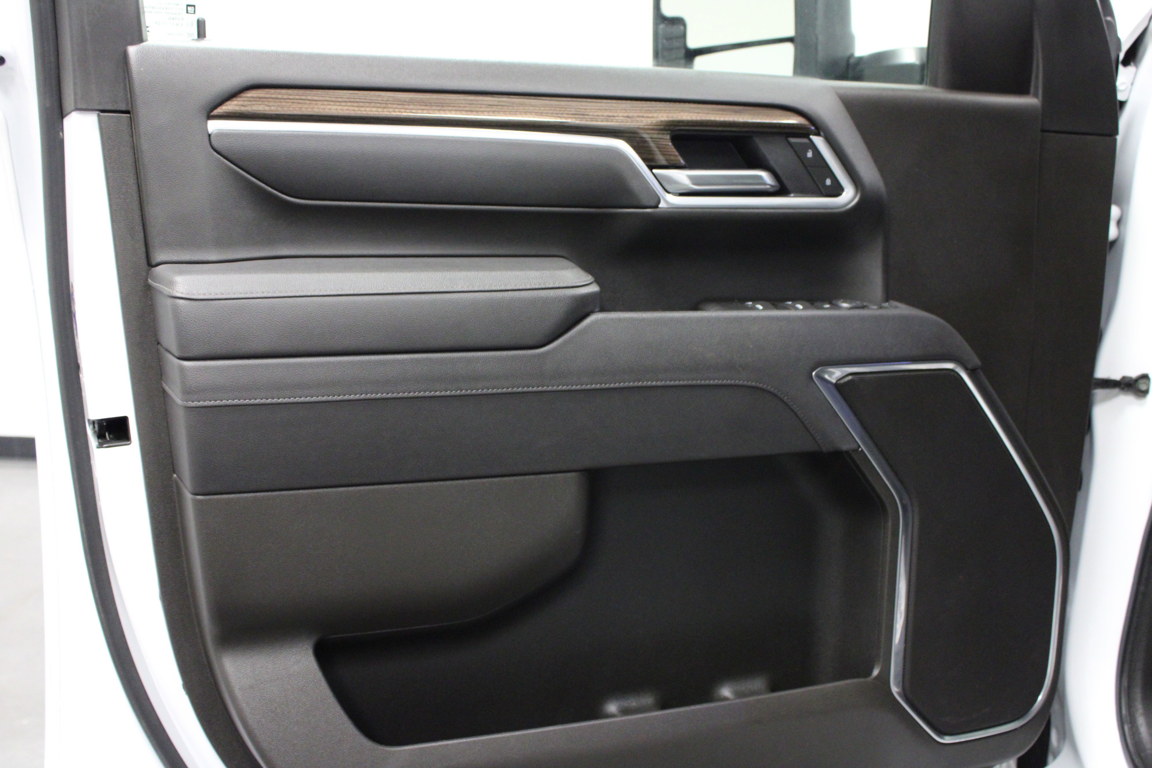 Used 2025 Chevrolet Silverado 2500 LT w/ Convenience Package image 11