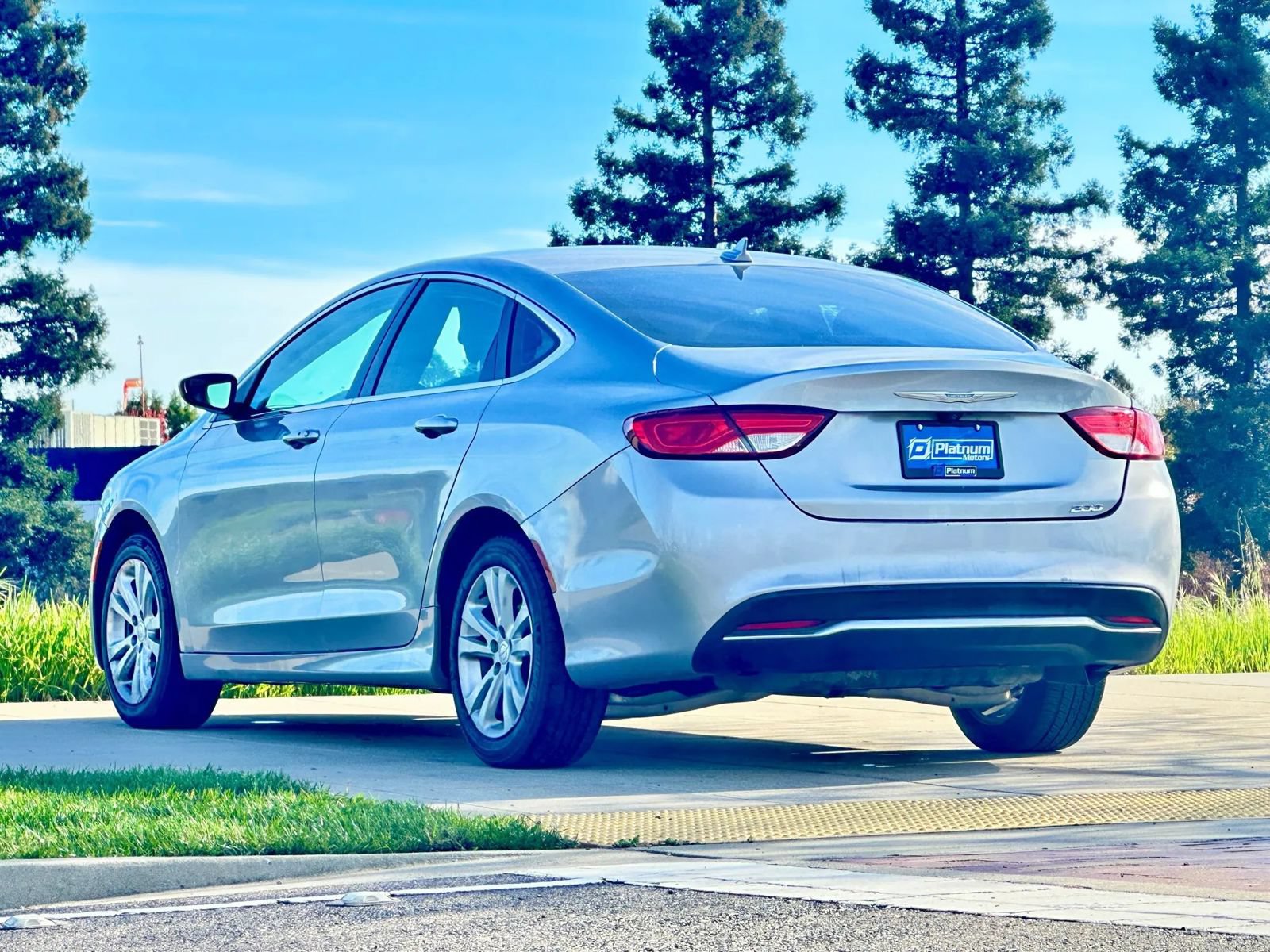 Used 2015 Chrysler 200 Limited w/ Convenience Group FWD image 4