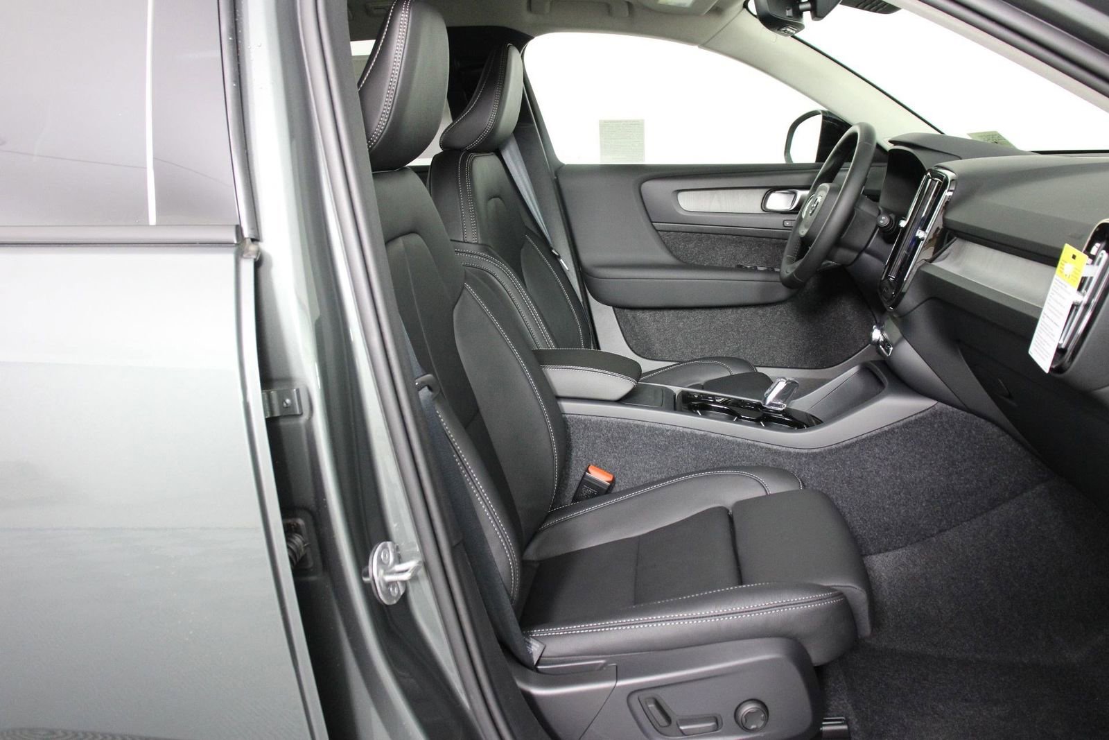 New 2026 Volvo XC40 B4 Plus image 10