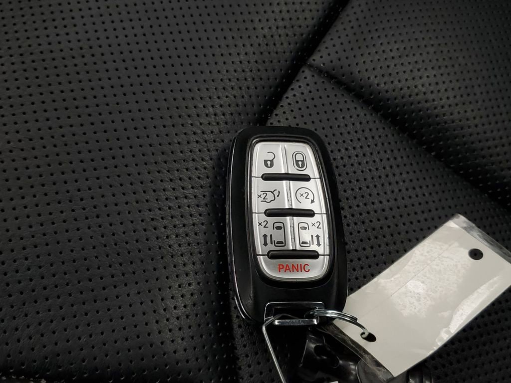 Used 2023 Chrysler Pacifica Limited FWD image 27