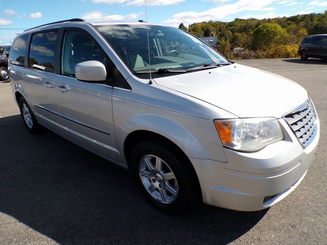 Used 2009 Chrysler Town & Country Touring image 6