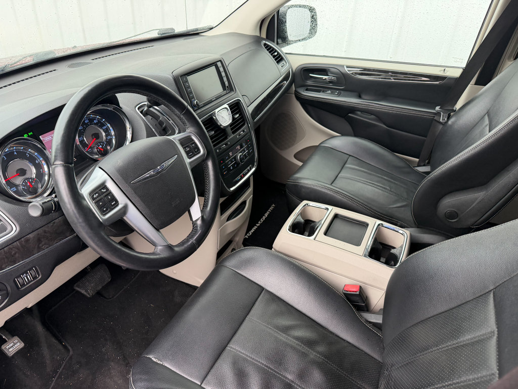 Used 2012 Chrysler Town & Country Touring-L w/ Driver Convenience Group FWD image 13