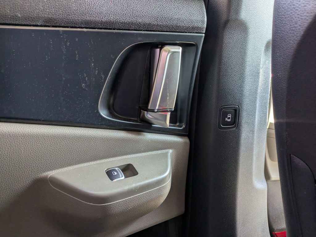 Used 2025 Kia Carnival FWD image 23