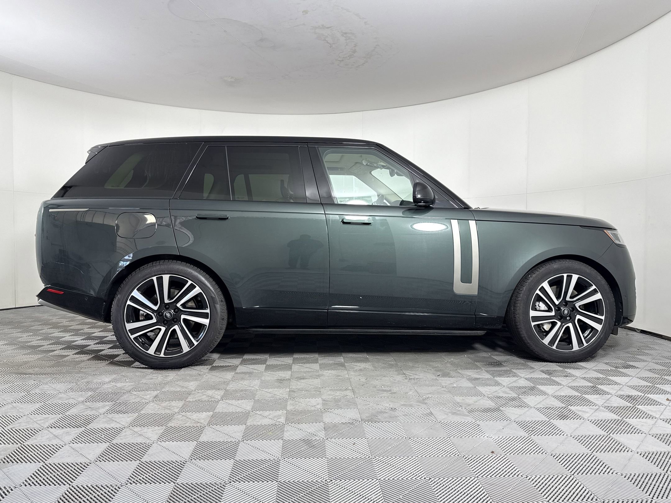 Used 2023 Land Rover Range Rover SE image 8