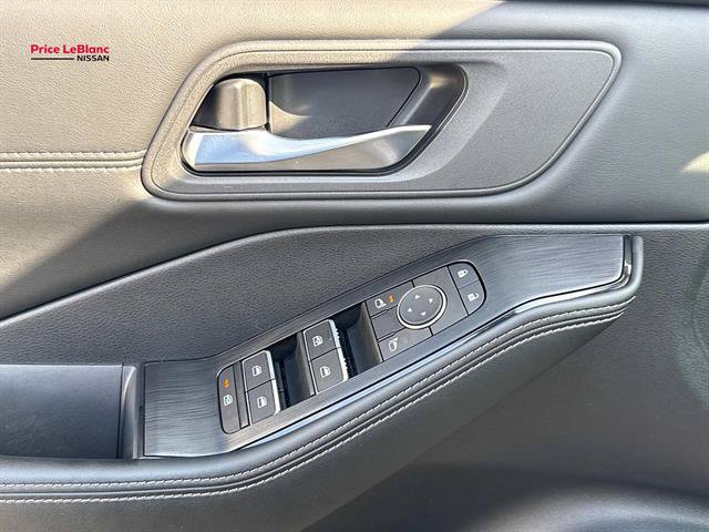 Certified 2025 Nissan Rogue SL AWD/4WD image 18
